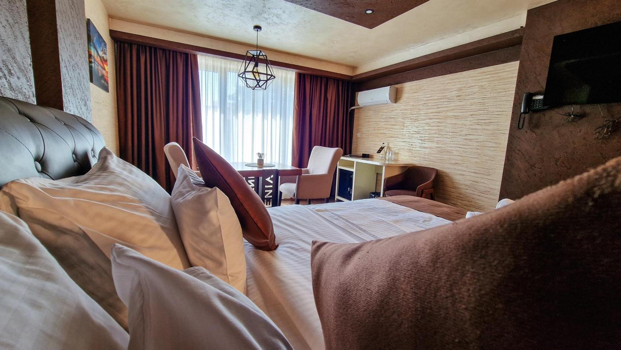 Restaurant & Apartments & Rooms Avenia Ruma Exterior foto